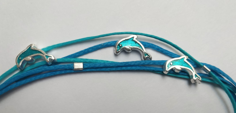 Preview: Bezauberndes Armband mit drei silber/türkisfarbenen Delfinen
