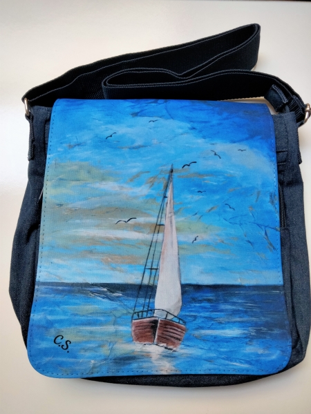 Überschlagtasche  in Jeans-Optik mit einem Segelboot