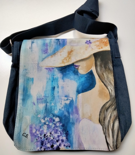Überschlagtasche in Jeans-Optik mit einer Frau mit Hut