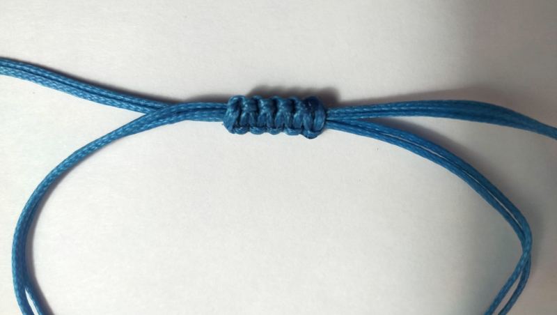 Preview: Blaues Armband mit einem silbernen Delfin